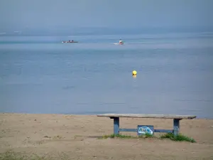 Lac Léman - Banc de la plage de sable d'Excenevex avec vue sur le lac