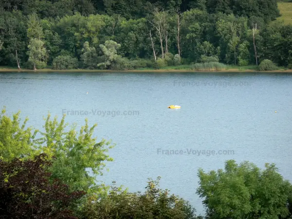 Lac de la Liez - Pays des Quatre Lacs : plan d'eau de la Liez entouré d'arbres