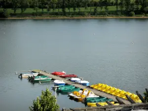 Lac de la Liez - Pays des Quatre Lacs : barques et pédalos amarrés à un ponton, et plan d'eau de la Liez