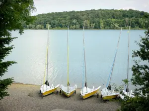 Lac de la Liez - Pays des Quatre Lacs : bateaux sur la rive, et plan d'eau de la Liez