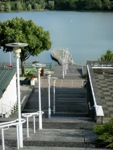 Lac de la Liez - Pays des Quatre Lacs : escalier, agrémenté de lampadaires, menant sur les bords du plan d'eau de la Liez