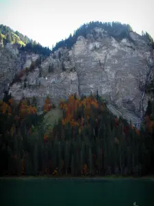Lac de Montriond - Lac, sapins, arbres en automne, falaises et cascade, dans le Haut-Chablais