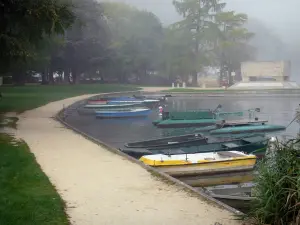 Lac de Nantua - Promenade au bord du lac avec vue sur les barques amarrées ; dans le Haut-Bugey