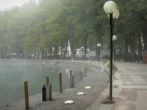 Lac de Nantua - Esplanade du lac agrémentée d'arbres et de lampadaires ; dans le Haut-Bugey