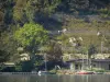 Lac de Nantua - Voiliers amarrés et rive du lac ; dans le Haut-Bugey