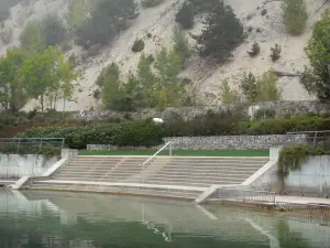 Lac de Nantua - Escalier donnant sur le lac ; dans le Haut-Bugey