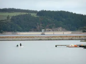 Lac de Naussac - Pêcheurs sur le lac, pédalos amarrés, et barrage de Naussac