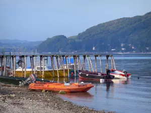 Lac de Paladru - Rive, bateaux amarrés, plan d'eau (lac naturel d'origine glaciaire) et colline boisée en arrière-plan