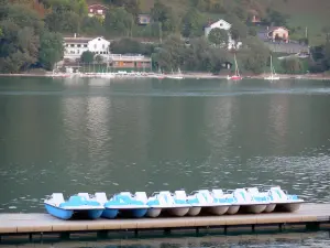 Lac de Paladru - Pédalos sur un ponton, plan d'eau (lac naturel d'origine glaciaire) et école de voile en arrière-plan