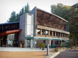 Lac Pavin - Terrasse de café et office de tourisme au bord du lac ; dans le Parc Naturel Régional des Volcans d'Auvergne, dans le massif du Sancy (monts Dore)