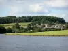 Lac de Saint-Agnan - Lac artificiel, prés, maisons et forêt ; dans le Parc Naturel Régional du Morvan