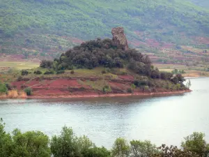 Lac du Salagou - Retenue d'eau, cheminée volcanique, roche rouge et arbres