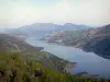 Lac de Serre-Ponçon - Retenue d'eau bordée de collines