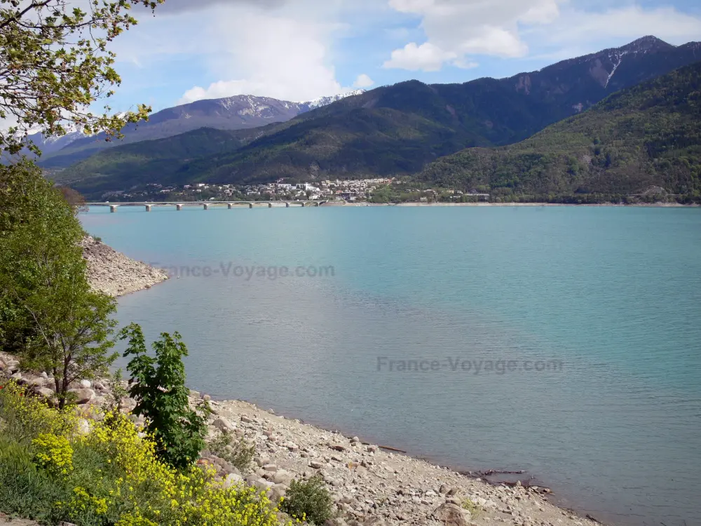 Le lac de Serre-Ponçon - Lac de Serre-Ponçon: Retenue d'eau, rives, pont de Savines enjambant le lac artificiel, village de Savines-le-Lac et montagnes