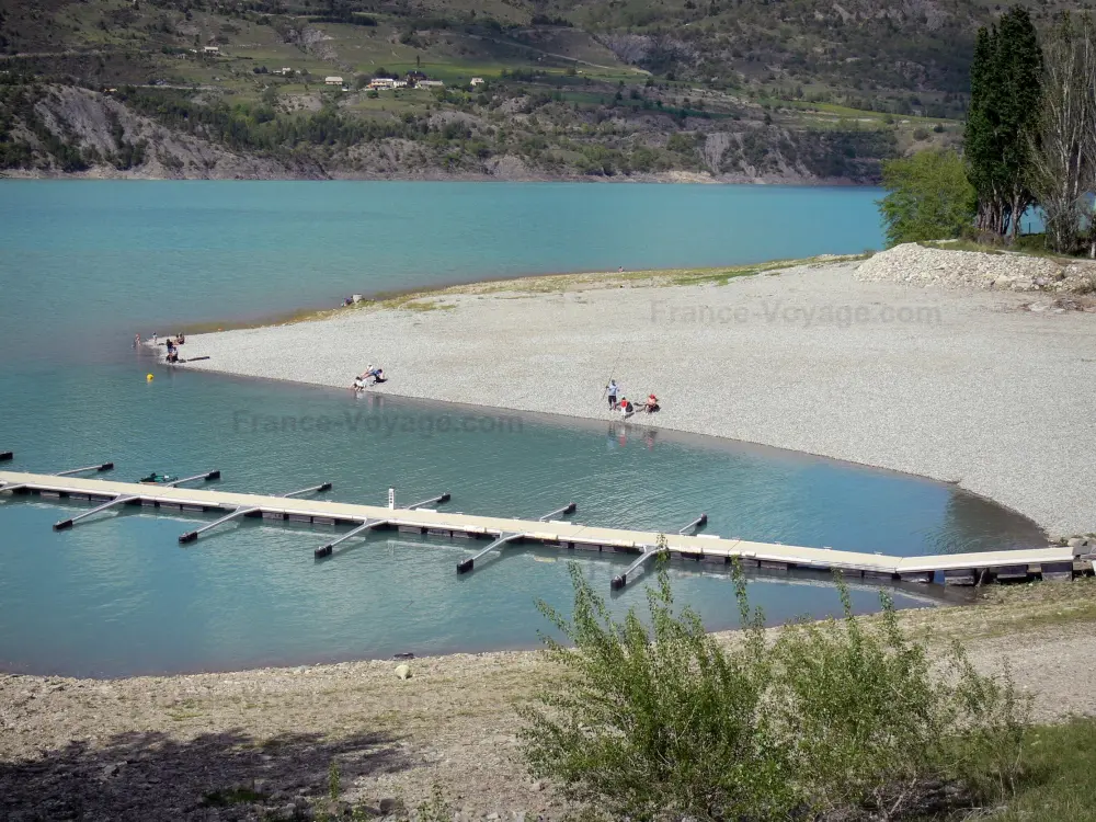 Le lac de Serre-Ponçon - Savines-le-Lac: Ponton de la base nautique, lac de Serre-Ponçon (retenue d'eau) et rives ; dans le Parc National des Écrins