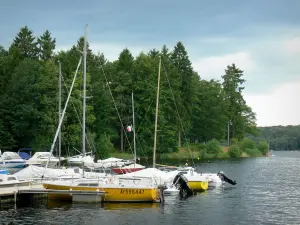 Lac des Settons - Bateaux amarrés, plan d'eau et rive plantée d'arbres ; dans le Parc Naturel Régional du Morvan