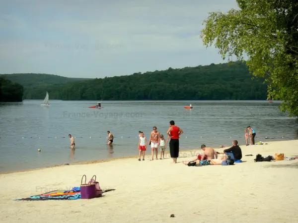 Lac des Vieilles-Forges - Plage de sable, retenue d'eau et collines boisées