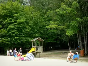 Lac des Vieilles-Forges - Rive boisée du lac avec aire de jeu pour enfants
