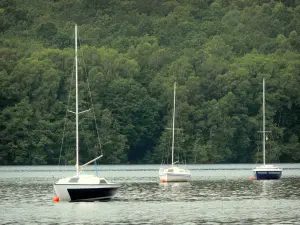 Lac des Vieilles-Forges - Bateaux flottant sur les eaux du lac ; rive boisée