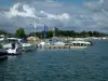 Lacs de la forêt d'Orient - Lac Amance et port-Dienville avec ses bateaux à moteur, ciel nuageux (Parc Naturel Régional de la Forêt d'Orient)