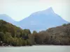 Laghi di Laffrey - Grand Lake Laffrey banca con alberi e montagne