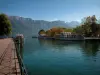 Lago di Annecy - In Annecy: Quai Napoleon III (banca), Pier (porto) con le barche ormeggiate, alberi con colori autunnali, il lago e le montagne sullo sfondo