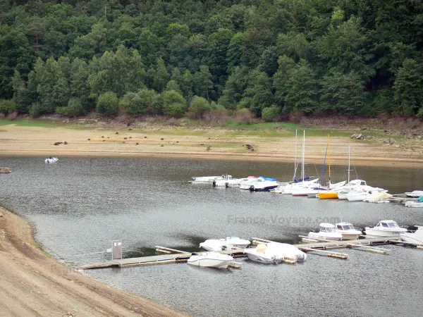 Lago di Bort-les-Orgues - Riva boscosa, ritenzione idrica, e le barche dal piccolo porto turistico, ai piedi del castello di Val