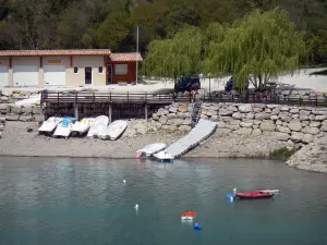 Lago de Castillon - Retención de agua y centro de deportes acuáticos de Saint-Julien-du-Verdon, en el Parque Natural Regional de Verdon