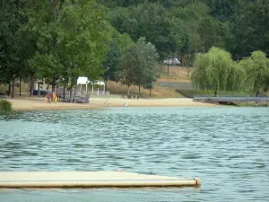 Lago del Causse corrézien - Pontone sul lago in primo piano con vista mare sul viale alberato