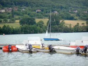 Lago del Causse corrézien - Barche ormeggiate sul lago con vista sul paesaggio circostante