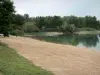 Lago di Chalain - Spiaggia di sabbia, lago e gli alberi