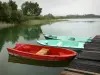 Lago di Chalain - Barche colorate ormeggiate a un pontone, lago, canne e alberi