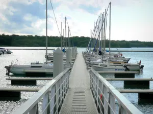 Lago di Der-Chantecoq - Barche a vela ormeggiata a una banchina port de Nemours