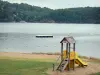 Lago di Éguzon - Lago di Chambon Chambon spiaggia (la città Éguzon-Chantôme), scivoli per bambini, ritenzione idrica e la terra boscosa