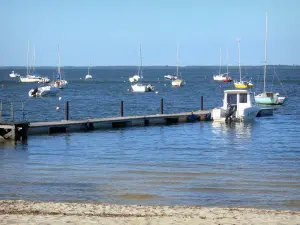 Lago de Hourtin-Carcans - Barcos que flotan en el agua