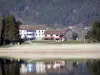 Lago di Issarlès - Facciate degli edifici che riflettono nel lago