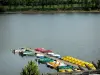 Lago de la Liez - País de cuatro barcos y botes de pedal Lagos amarrada a un pontón, y el nivel de agua del Enlace