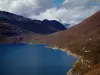 Lago del Monte Cenis - Lago (depósito de agua), praderas, montañas y nubes en el cielo, en la Haute-Maurienne (zona periférica del Parque Nacional de la Vanoise)