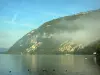 Lago de Nantua - Montaña con vistas al lago, en el Alto Bugey