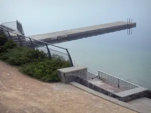 Lago de Nantua - Pontón en el lago, en el Alto Bugey