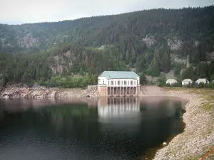 Lago Nero - In un circo glaciale del lago, edifici, alberi (foresta) e scogliere