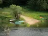 Lago de Pannecière - Barcos en el lago artificial (lago-embalse-Pannecière Fairlead) en el Parque Natural Regional de Morvan