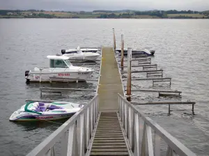 Lago de Pareloup - Meseta Lévézou: Barcos atracados en un muelle en el Lago de Pareloup