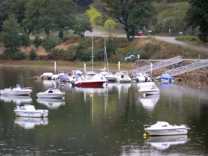Lago de Pareloup - Meseta Lévézou: Barcos que flotan en la retención de agua