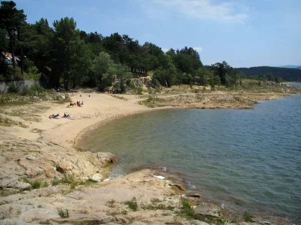 Lago de Saint-Ferréol - Playa, piscina y árboles