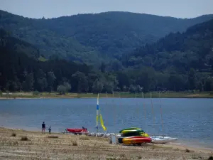 Lago de Saint-Ferréol - Banco con catamaranes, la cuenca y las colinas cubiertas de árboles