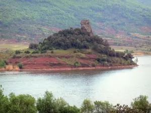 Lago di Salagou - Ritenuta l'acqua, sfiato vulcanica, rosso roccia e alberi
