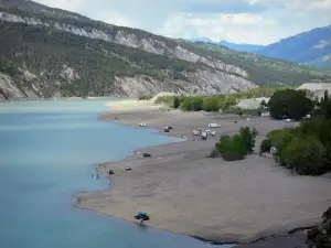 Lago di Serre-Ponçon - Bacino di riserva (lago artificiale), banche, alberi e montagne