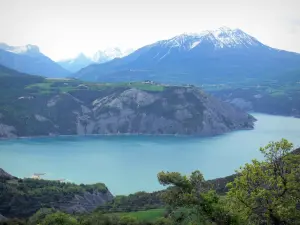 Lago di Serre-Ponçon - Bacino di riserva (lago artificiale) circondato da montagne innevate