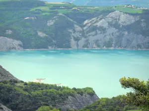 Lago di Serre-Ponçon - Bacino di riserva (lago artificiale) circondato da montagne